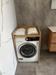 a washer and dryer in a small room at Appartementen De Helling 44 in Heeg