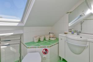 ein Badezimmer mit Toilette und Waschbecken in der Unterkunft Maison Ker Hélène sur grand jardin in Guérande + 19 Fotos