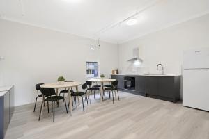 シドニーにあるBoarding House in Center of Cityのキッチン(テーブル2台、椅子付)