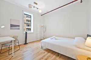 シドニーにあるBoarding House in Center of Cityのベッドと机のある白い寝室 +23枚の写真