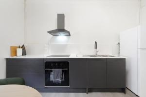 シドニーにあるBoarding House in Center of Cityのシンクとコンロのあるキッチン