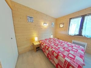 En eller flere senge i et værelse på Appt cosy 3 pièces, 6 pers, parking, près centre, Le Grand-Bornand - FR-1-241-55 + 4 billeder