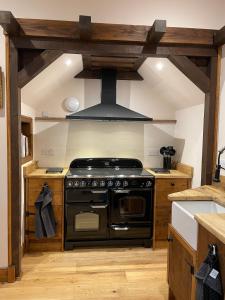 cocina con fogones y campana en Church Brae, en Tomatin