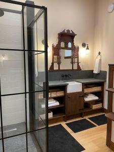 un baño con lavabo y espejo en Church Brae, en Tomatin