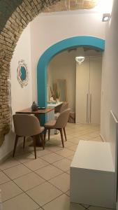 a living room with a table and chairs and an archway at Barbarossa Sea Room in Termoli