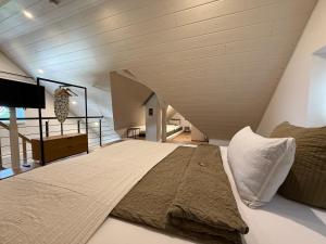 a bedroom with a large bed in a attic at Vetera Sayn - Historisch wohnen, modern genießen auf 2 Etagen in Bendorf