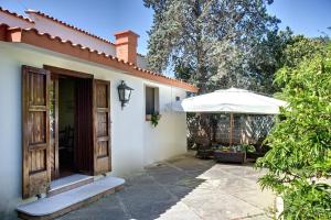 Casa blanca con patio y sombrilla en La Serra - Villa De Bonis, en San Cesario di Lecce