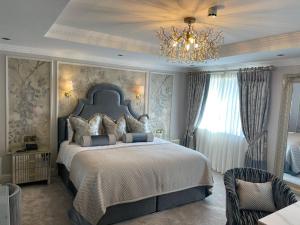 Posteľ alebo postele v izbe v ubytovaní The Newgrange Hotel
