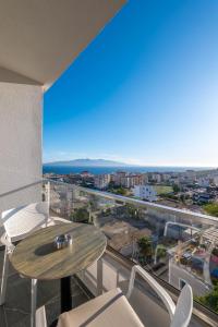 ein Balkon mit Tisch und Stühlen und Aussicht in der Unterkunft Ersa Luxury Rooms in Sarandë