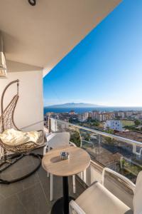 ein Balkon mit Tisch und Stühlen und Aussicht in der Unterkunft Ersa Luxury Rooms in Sarandë
