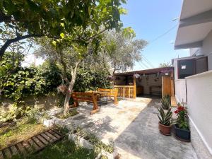 Old Beach Vlora Hostel 야외 정원