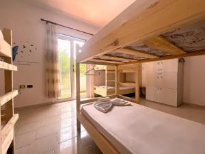 Postel nebo postele na pokoji v ubytování Old Beach Vlora Hostel