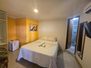 Un dormitorio con una cama y un televisor. en Pousada Raízes Do Porto, en Porto de Galinhas 30 fotos más