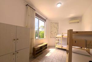 Old Beach Vlora Hostel 객실 침대
