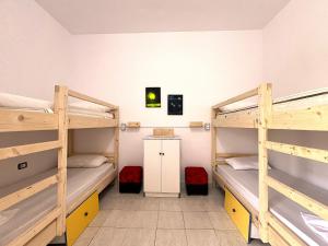 Old Beach Vlora Hostel 객실 침대