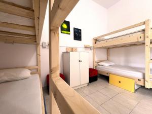 Old Beach Vlora Hostel 객실 침대