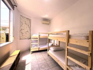 Old Beach Vlora Hostel 객실 침대