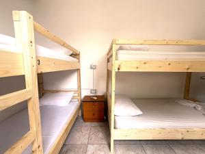 Old Beach Vlora Hostel 객실 침대