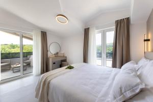 Ένα ή περισσότερα κρεβάτια σε δωμάτιο στο Olea Mansion Excelsior - Tennis, ATV, Sauna, Jacuzzi, Gym