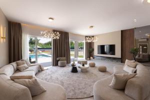 Χώρος καθιστικού στο Olea Mansion Excelsior - Tennis, ATV, Sauna, Jacuzzi, Gym