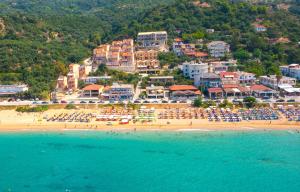 una vista aerea di una spiaggia con un gruppo di persone di Siarbas Hotel a Paralia Vrachou