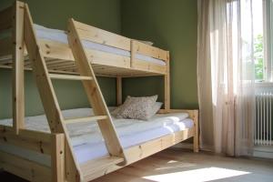ハーグフォシュにあるPintro B&Bの部屋に二段ベッドがいくつかある