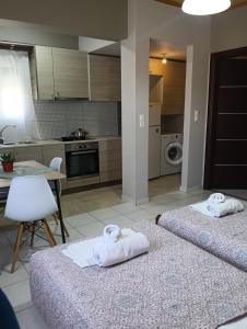 two beds in a kitchen with towels on them at ΤΑ ΩΡΑΙΑ ΤΗΣ ΑΘΗΝΑς in Skala Mistegnon