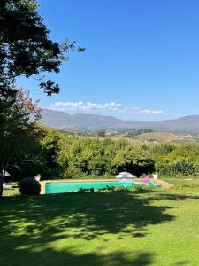 una piscina in mezzo a un prato di Rose Cottage, Elgin Grabouw a Grabouw