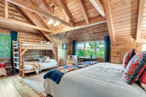 Postel nebo postele na pokoji v ubytování Luxury Refresh 2025 Multi-Family Retreat