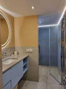 Koupelna v ubytování Villa Glysidia Sunset with swimming pool & BBQ