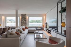 Μια τηλεόραση ή/και κέντρο ψυχαγωγίας στο Villa Anna Enchanting view on Isola Comacina