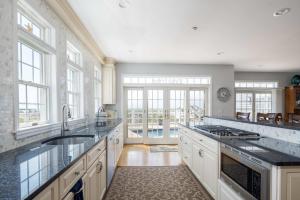 Cucina o angolo cottura di Dunecrest by RoveTravel - Family Oceanfront with Heated Pool