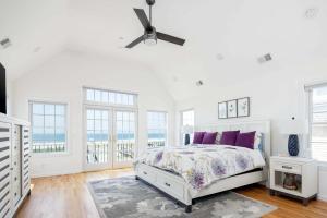 Letto o letti in una camera di Dunecrest by RoveTravel - Family Oceanfront with Heated Pool