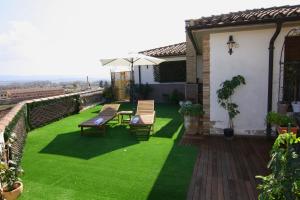 A garden outside Hotel Merindad de Olite