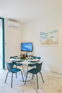 a dining room with a table and chairs at Nice Stresa - Appartamento Isola Madre in Stresa
