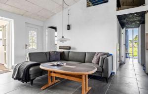 Χώρος καθιστικού στο 3 Bedroom Beautiful Home In Løkken