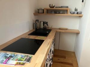 una cucina con piano di lavoro e lavandino di Natur, Kultur und Wandern a Losheim