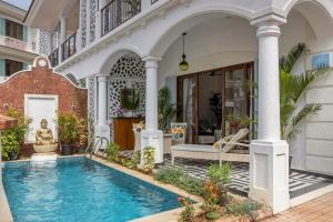 une villa avec piscine devant une maison dans l'établissement Summerville · Luxurious 3bhk villa in Arpora, à Goa