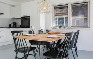 a dining room with a wooden table and chairs at Stunning Home In Idskenhuizen - With Wifi in Idskenhuizen
