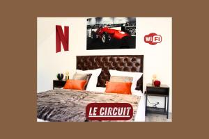 sypialnia z łóżkiem i tabliczką z napisem „le circuit” w obiekcie Le Circuit - Tout simplement: confort! w mieście Cosne-Cours-sur-Loire