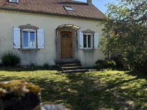 パディラックにあるCharmante maison à PADIRACの茶色のドアと窓のある家 +7枚の写真