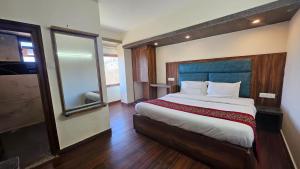 Postel nebo postele na pokoji v ubytování Hotel Pankaj Simla + 13 fotografií