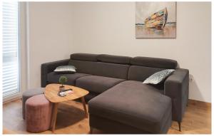 una sala de estar con un sofá y una mesa en Amazing Apartment In Cavtat With Wifi, en Cavtat