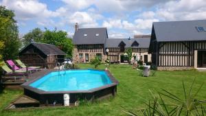 una casa con piscina en el patio en La Gerbaudiere Chambres&Table d hotes proche Mont Saint Michel CUISINE MAISON, en Notre-Dame-du-Touchet