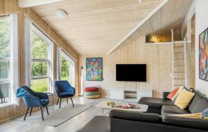 4 Bedroom Stunning Home In Fjerritslev電視和／或娛樂中心