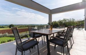 une table et des chaises sur une terrasse avec vue dans l'établissement Awesome Home In Bukori, à Baldaši