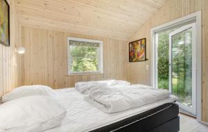 4 Bedroom Stunning Home In Fjerritslev房間的床