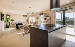 Kuchyň nebo kuchyňský kout v ubytování Nice Home In Tar With Private Swimming Pool