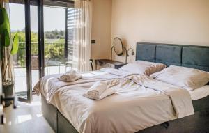 Postel nebo postele na pokoji v ubytování Nice Home In Tar With Private Swimming Pool