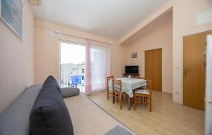 TV/trung tâm giải trí tại One Bedroom Nice Apartment In Podgora